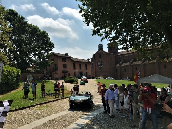 AUTO STORICHE A MORIMONDO: LA GIOIA DI CONDIVIDERE EMOZIONI IN UNO DEI LUOGHI PIÙ BELLI DELLA LOMBARDIA