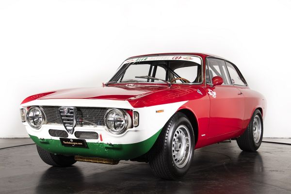 ALFA ROMEO GIULIA SPRINT GTA: UN CAPOLAVORO DI STILE E DI TECNICA