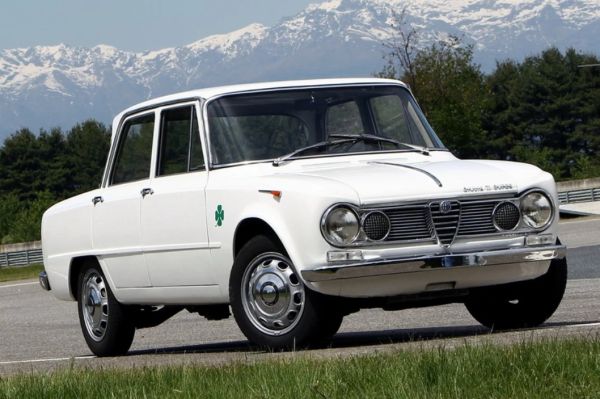 ALFA ROMEO GIULIA TI SUPER 1963: LA BERLINA CHE VINCEVA LE CORSE