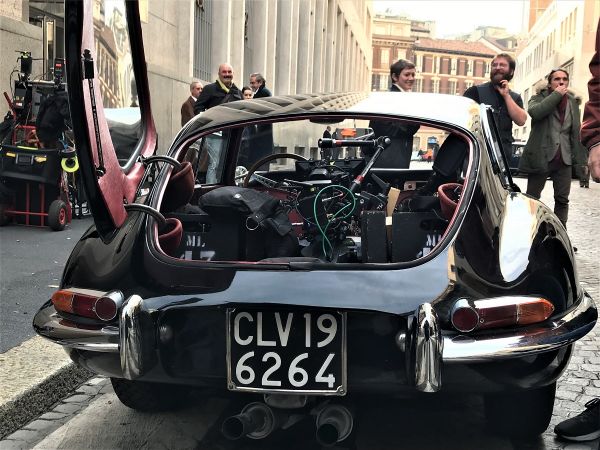 CIAK: A MILANO, ALL'OMBRA DELLA MADONNINA SIAMO ANDATI SUL SET DEL NUOVO FILM DI DIABOLIK, A BORDO DELLA JAGUAR E TYPE 
