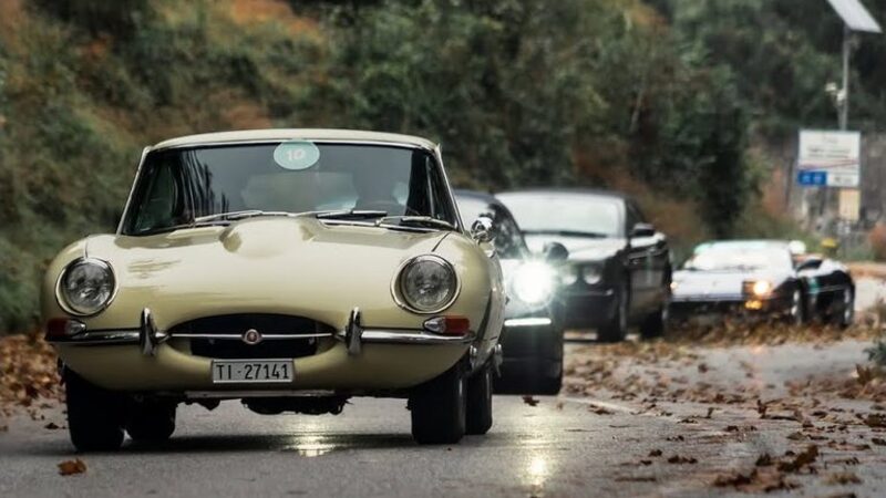 Auto d’epoca in viaggio su una strada durante un evento OldCar24.