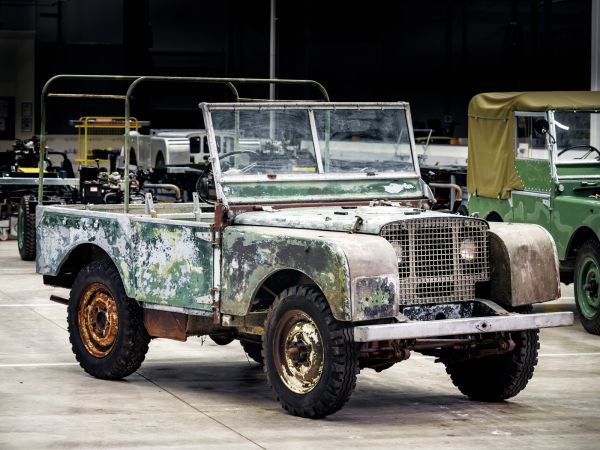 La prima Land Rover della storia ritrovata in un prato nel Galles