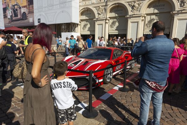 LA 1a EDIZIONE DI AUTOLOOK WEEK SI CHIUDE CON UN TRIONFO DI PUBBLICO, UNA PIAZZA SAN CARLO AFFOLLATA HA ACCOLTO LA SUPERCAR PARADE