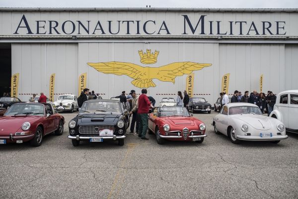 Le auto e moto d’epoca del Trofeo Milano pronte per una nuova sfilata al Castello Sforzesco. Al via la 13ˆedizione organizzata dal CMAE