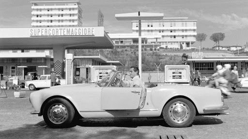 FERRAGOSTO 1962: LA LANCIA AURELIA B24 SPIDER PROTAGONISTA SUL GRANDE SCHERMO, "IL SORPASSO"