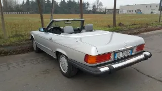 Foto 7 di 12: MERCEDES-BENZ SL(1971-1989) 560   