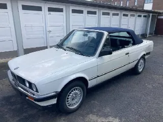 Foto 2 di 6: BMW 320 i 