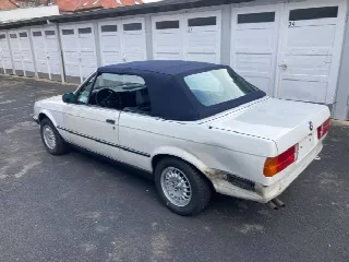 Foto 3 di 6: BMW 320 i 