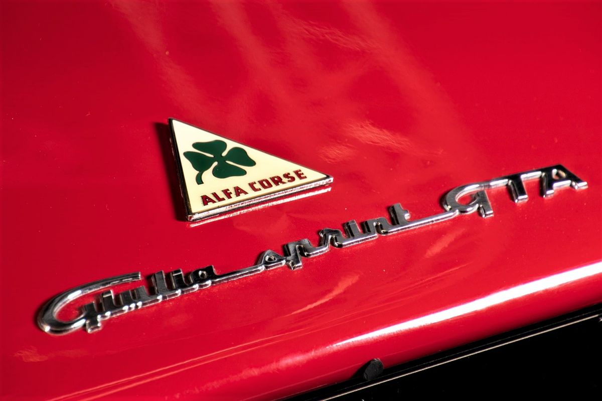 ALFA ROMEO GIULIA SPRINT GTA: UN CAPOLAVORO DI STILE E DI TECNICA