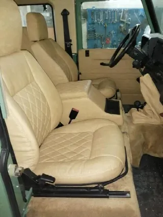 Foto 5 di 17: LAND ROVER Defender (1984-) 90 td5 HERITAGE STYLE     