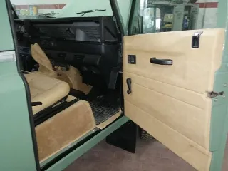 Foto 4 di 17: LAND ROVER Defender (1984-) 90 td5 HERITAGE STYLE     