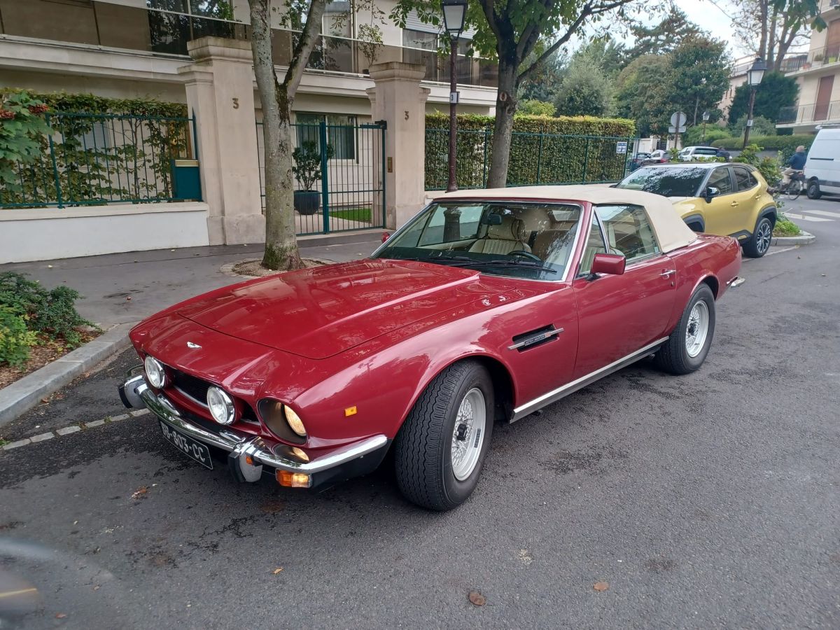 ASTON MARTIN V8 Volante 