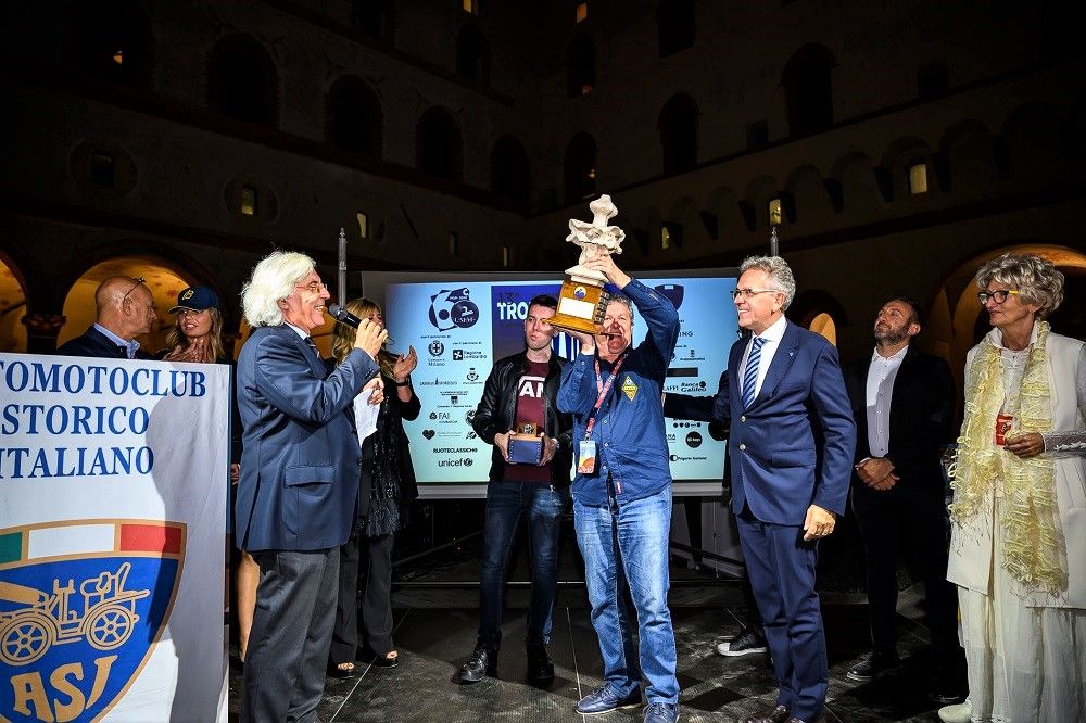 La Alpine Renault del 1970 vince il 13° Trofeo Milano: al volante Giovanni Bertoni con il figlio Riccardo navigatore.