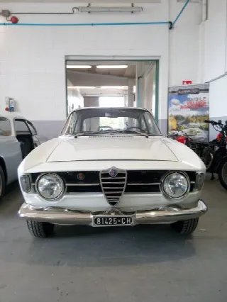 Foto 2 di 25: ALFA ROMEO GT Junior 1300 ii serie