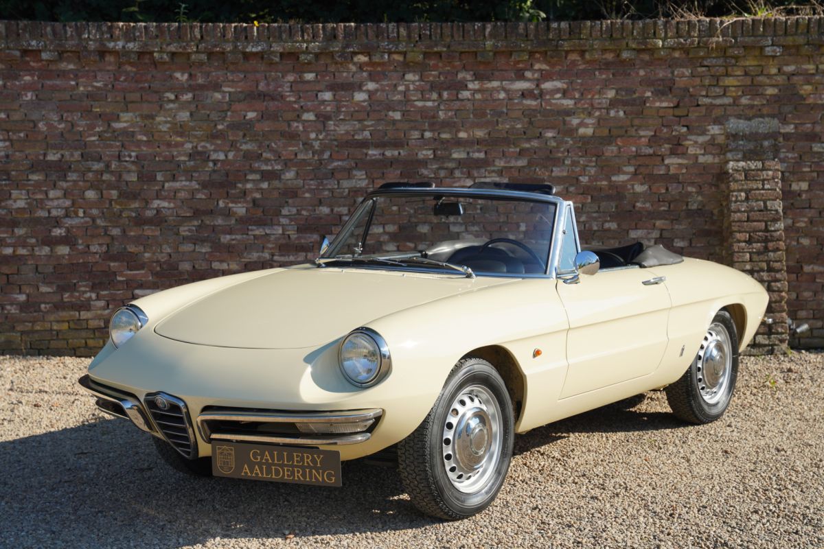 Alfa Romeo Spider Duetto 1600 Restored condition - A restoration from the days when NOS parts were readily available, "Avorio" with a Black leatherette upholstery, Sensational Pininfarina styling wi