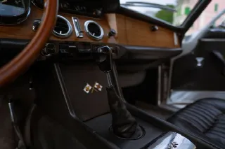 Foto 8 di 21: FERRARI 330 GT 2+2 - Series I ‘Interim’ - 1 of 124 examples built - Ferrari Classiche certificate - **original interior**