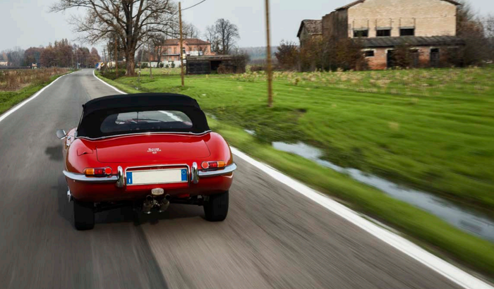 Una fiammante Jaguar E-Type 4.2 spider rossa