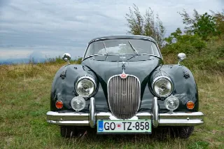 Foto 1 di 15: JAGUAR XK 150 FHC  