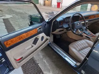 Foto 20 di 31: JAGUAR XJ40 XJ6 3.6 Sovereign - SUMMER PRICE