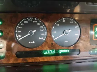 Foto 15 di 31: JAGUAR XJ40 XJ6 3.6 Sovereign - SUMMER PRICE
