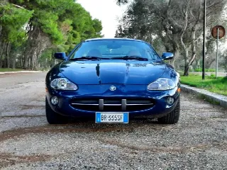 Foto 2 di 6: JAGUAR XK8(1996-) 4.0  