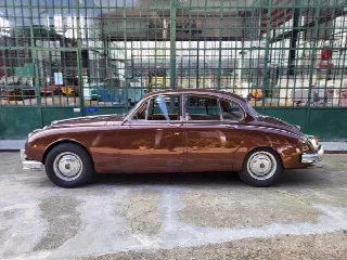 Foto 3 di 43: DAIMLER 2.5 V8 Saloon - SUMMER PRICE