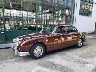 Foto 4 di 43: DAIMLER 2.5 V8 Saloon - SUMMER PRICE