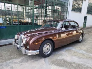 Foto 1 di 43: DAIMLER 2.5 V8 Saloon - SUMMER PRICE