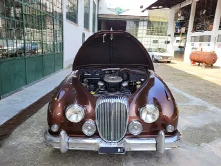 Foto 38 di 43: DAIMLER 2.5 V8 Saloon - SUMMER PRICE