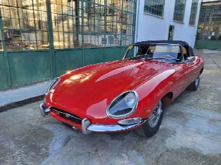 Foto 46 di 51: JAGUAR E-Type SI (1961-1968) Roadster OTS Series 1 - SUMMER PRICE