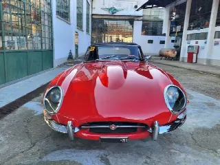 Foto 44 di 51: JAGUAR E-Type SI (1961-1968) Roadster OTS Series 1 - SUMMER PRICE