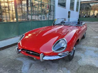 Foto 6 di 51: JAGUAR E-Type SI (1961-1968) Roadster OTS Series 1 - SUMMER PRICE