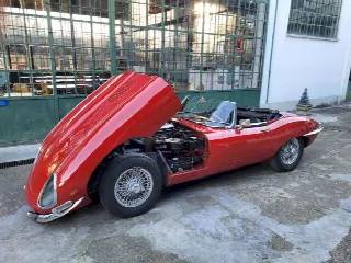 Foto 31 di 51: JAGUAR E-Type SI (1961-1968) Roadster OTS Series 1 - SUMMER PRICE