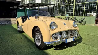 Foto 9 di 70: TRIUMPH TR3A  