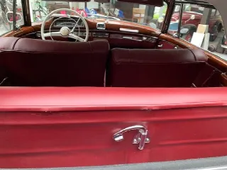 Foto 6 di 7: MERCEDES-BENZ 220 S 