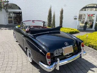 Foto 4 di 7: MERCEDES-BENZ 220 S 