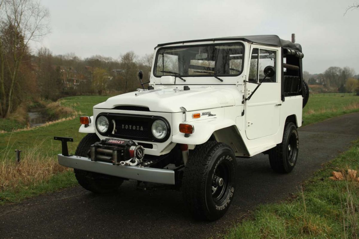 TOYOTA Land Cruiser FJ40  