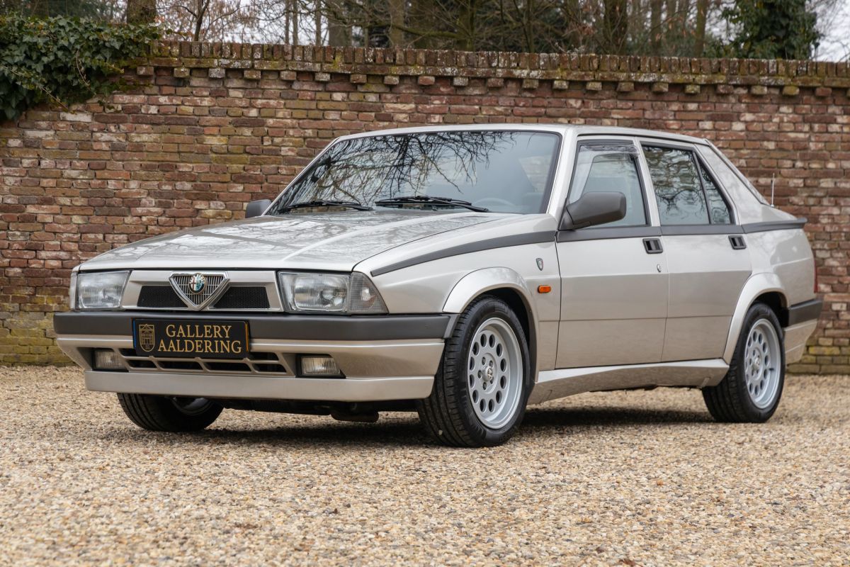 Alfa Romeo 75 2.0 Twin Spark "Nicely preserved" Livery in "Bianco Argento" with the gray velour interior, Equipped with typical 1980s Ronal wheels and slightly lowered - For the most attractive appe