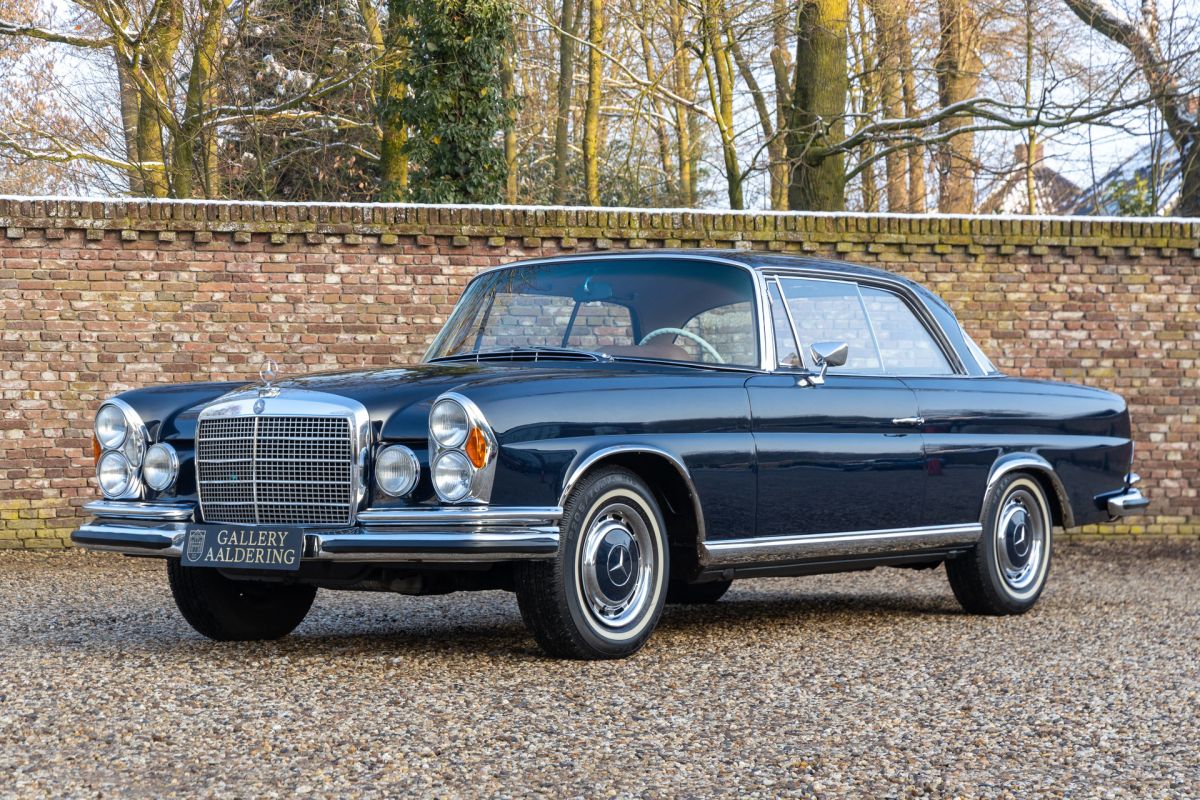 Mercedes-Benz 200-serie 280 SE 3.5 Coupe "Flachkühler" Reconditioned by a well-known MB specialist - It's a kind of art, Factory dark blue with brown leather interior and beautiful chrome, A throwb