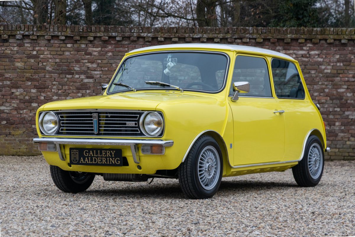 Austin Mini 1000 Clubman "Bespoke-expertise" Top and  fully restored Mini - A kind of prestige object belonging to an employee of a well-known Dutch "Bespoke" restoration company, "Nut and bolt" res