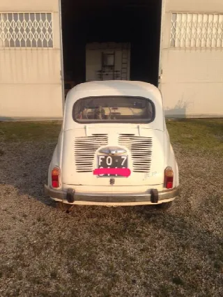 Foto 4 di 5: FIAT 600 Porte a vento 