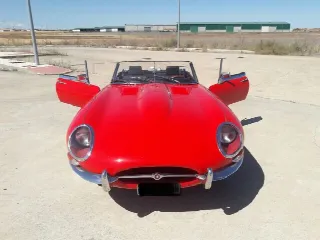 Foto 4 di 19: JAGUAR E-Type SI (1961-1968) OTS Roadster