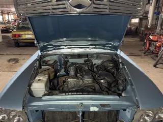 Foto 27 di 29: MERCEDES-BENZ 280 SL type W107 blue
