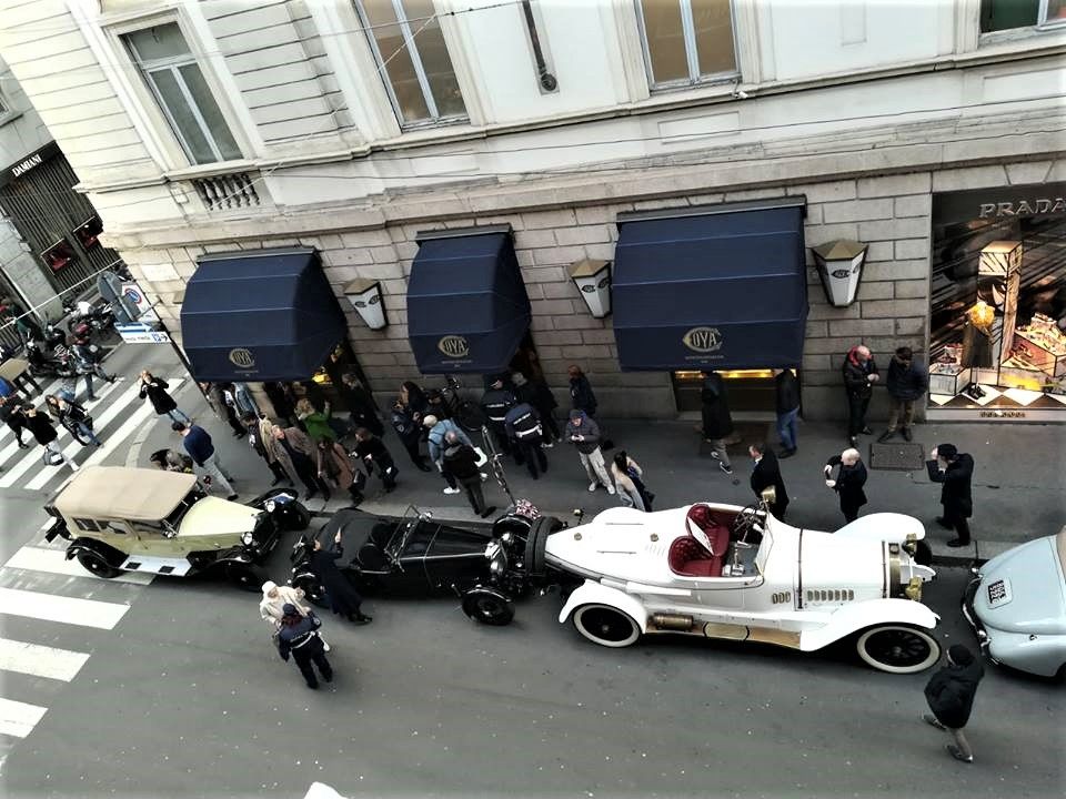 Milano: 25 auto anteguerra in Via Montenapoleone