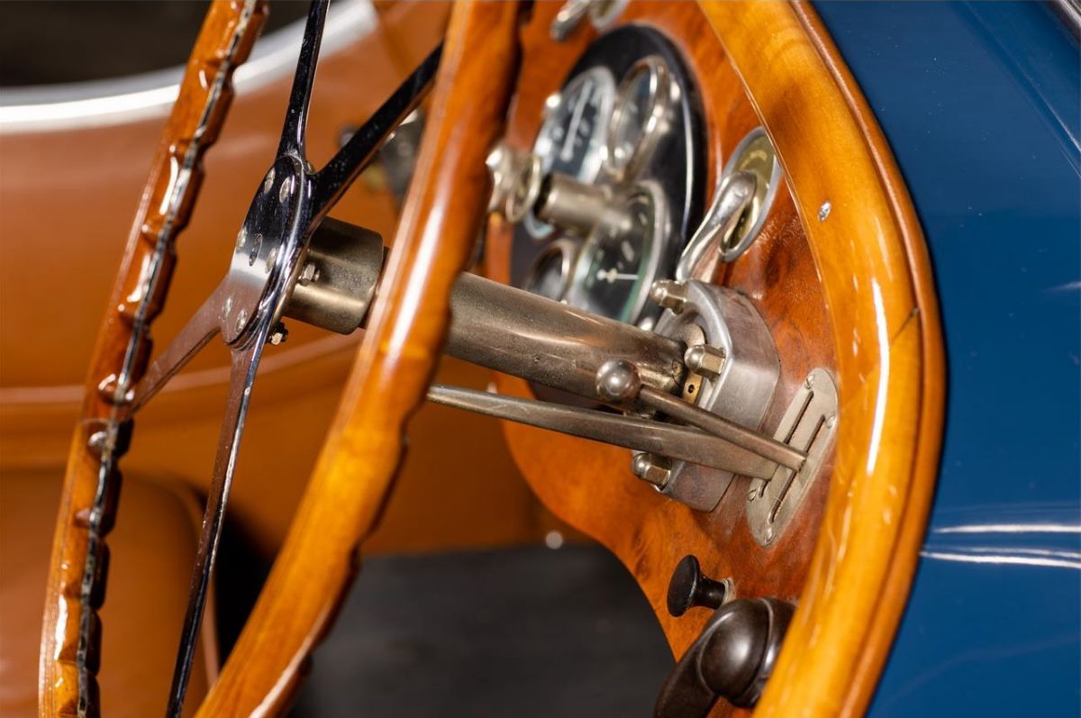 In uno dei caveau svizzeri si trova una rarissima Bugatti T40. L'auto è proposta in vendita da un noto Broker di nome Kelly Dietrick