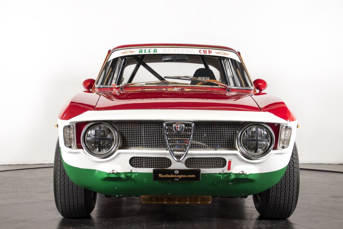 ALFA ROMEO GIULIA SPRINT GTA: UN CAPOLAVORO DI STILE E DI TECNICA