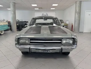 Foto 2 di 32: OPEL Rekord 1.9 C Lusso Automatic/Clima 