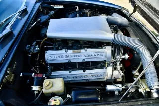 Foto 9 di 9: ASTON MARTIN V8 