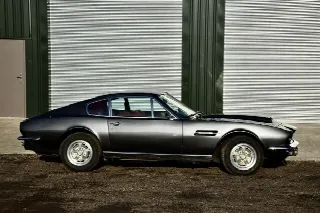 Foto 3 di 9: ASTON MARTIN V8 