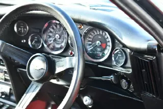 Foto 7 di 9: ASTON MARTIN V8 